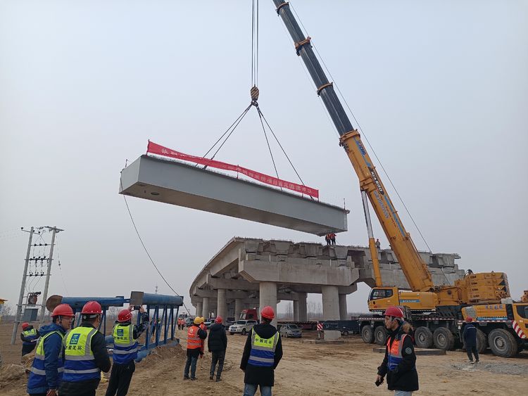 路通公司---邯港高速衡水段工程首片钢箱梁吊装成功