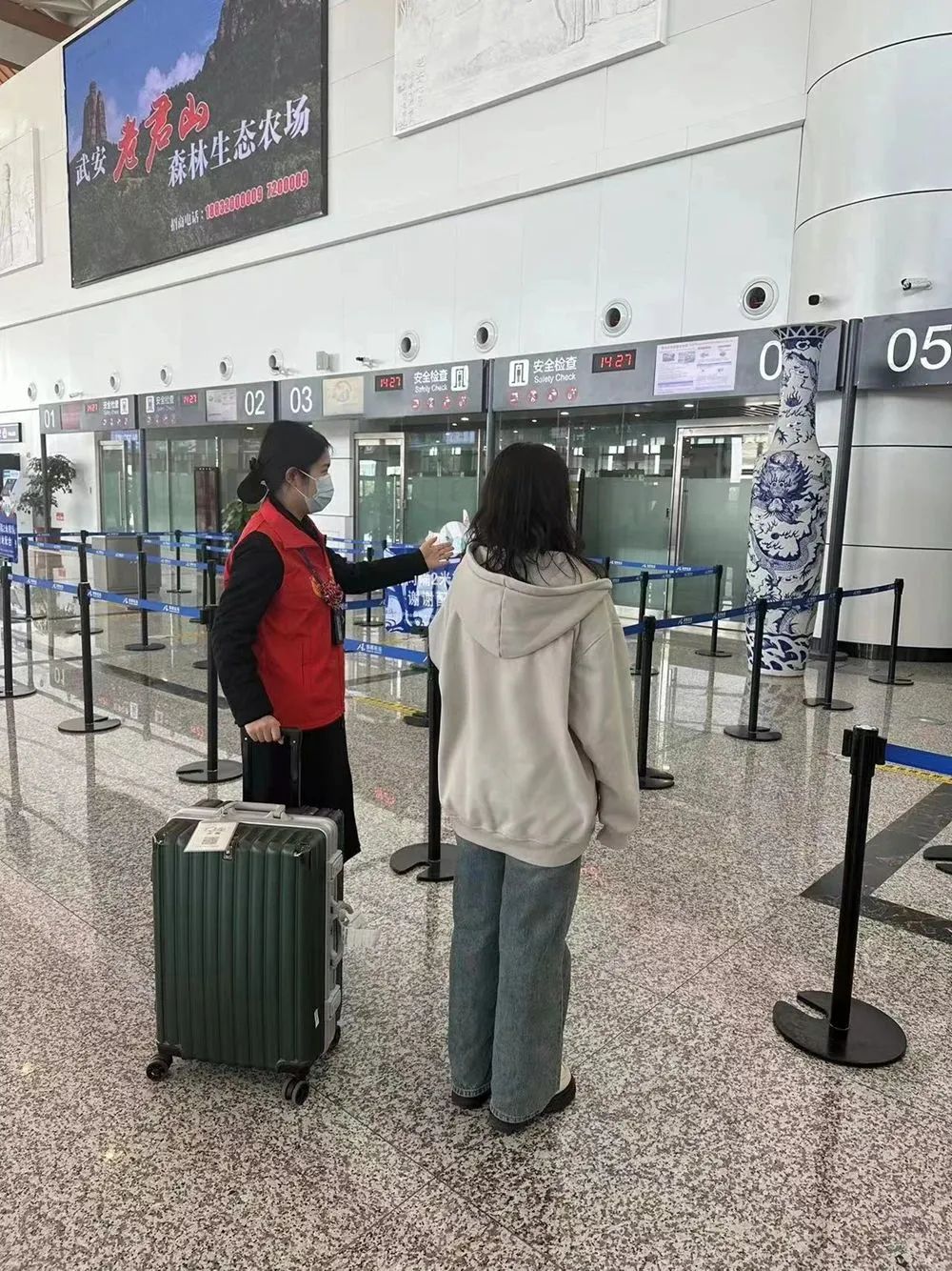 邯郸交投集团机场公司“一站式服务”为首乘旅客排忧解难